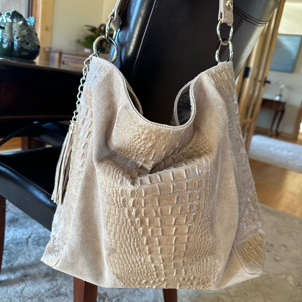Elegant Cream Crocodile-Embossed Shoulder Bag